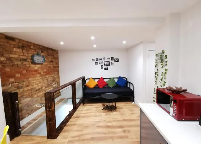 4 Sleeps And Travel Cot- Close To Beach And Restaurants